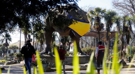 Plaza de Dinosaurios en Concepción amanece con mascarillas amarillas