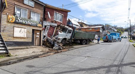 Vivienda quedó destruida tras recibir el choque de un camión en Puerto Montt