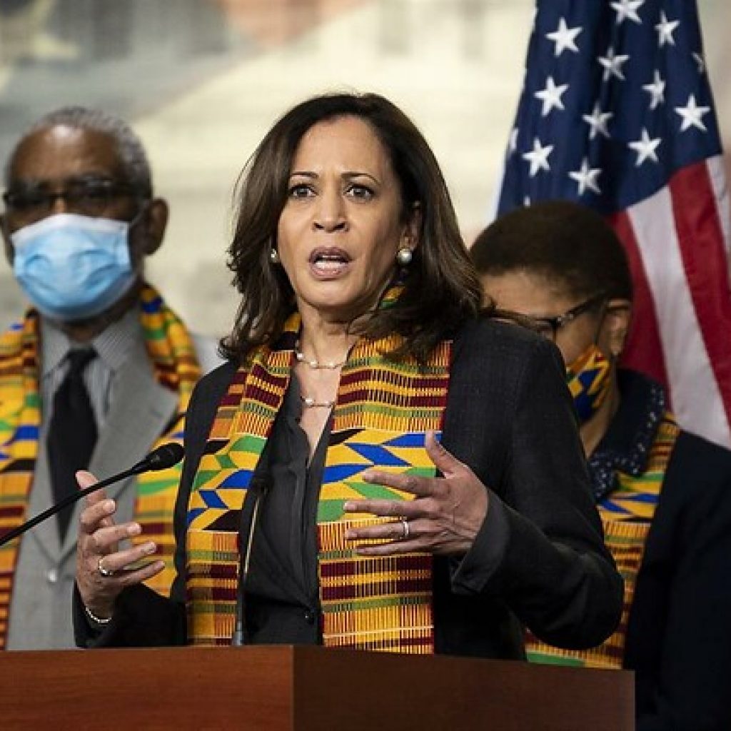 Kamala Harris recibe su primera dosis de la vacuna contra el COVID-19