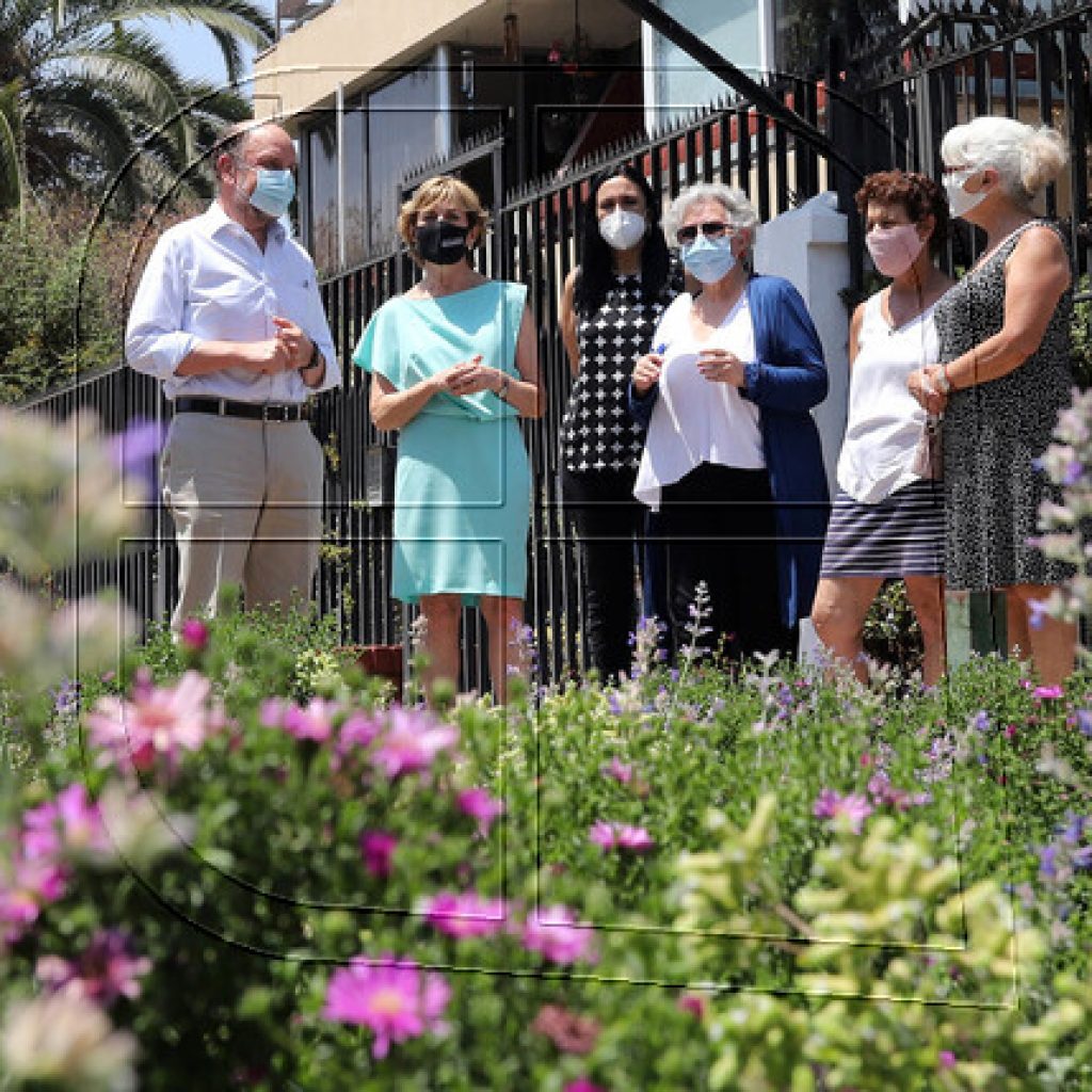 Ministro Moreno visita proyecto modelo de jardín sustentable en Providencia