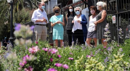 Ministro Moreno visita proyecto modelo de jardín sustentable en Providencia