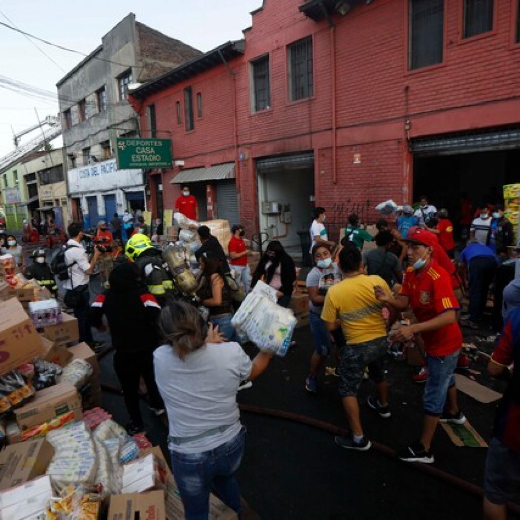 Incendio afectó a locales comerciales en el sector de la Vega Central