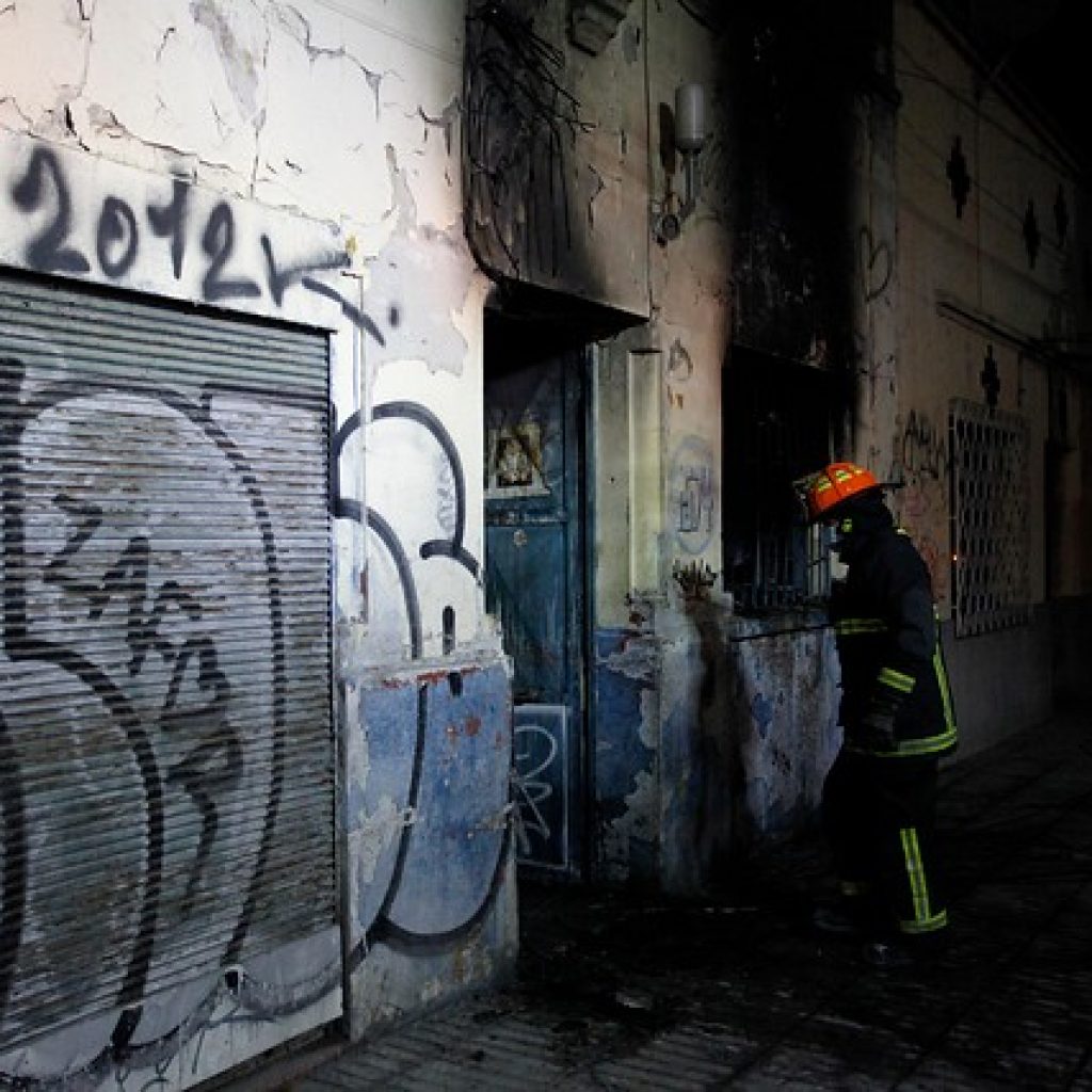 Dos mujeres fallecieron en incendio registrado en la comuna de Quinta Normal