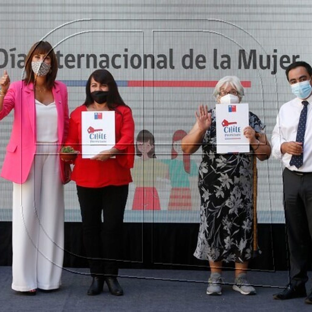 Ministerio de la Mujer entrega títulos de dominio a 10 nuevas propietarias