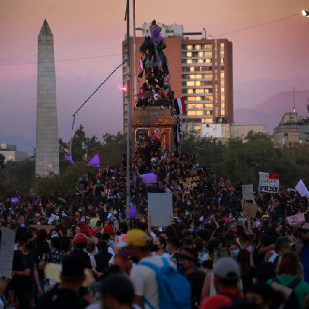 Vuelven a prender fuego a estatua del general Baquedano