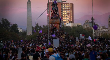 Vuelven a prender fuego a estatua del general Baquedano