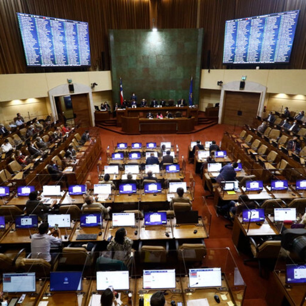 Diputados critican que Minsal deje de financiar especialidades médicas críticas