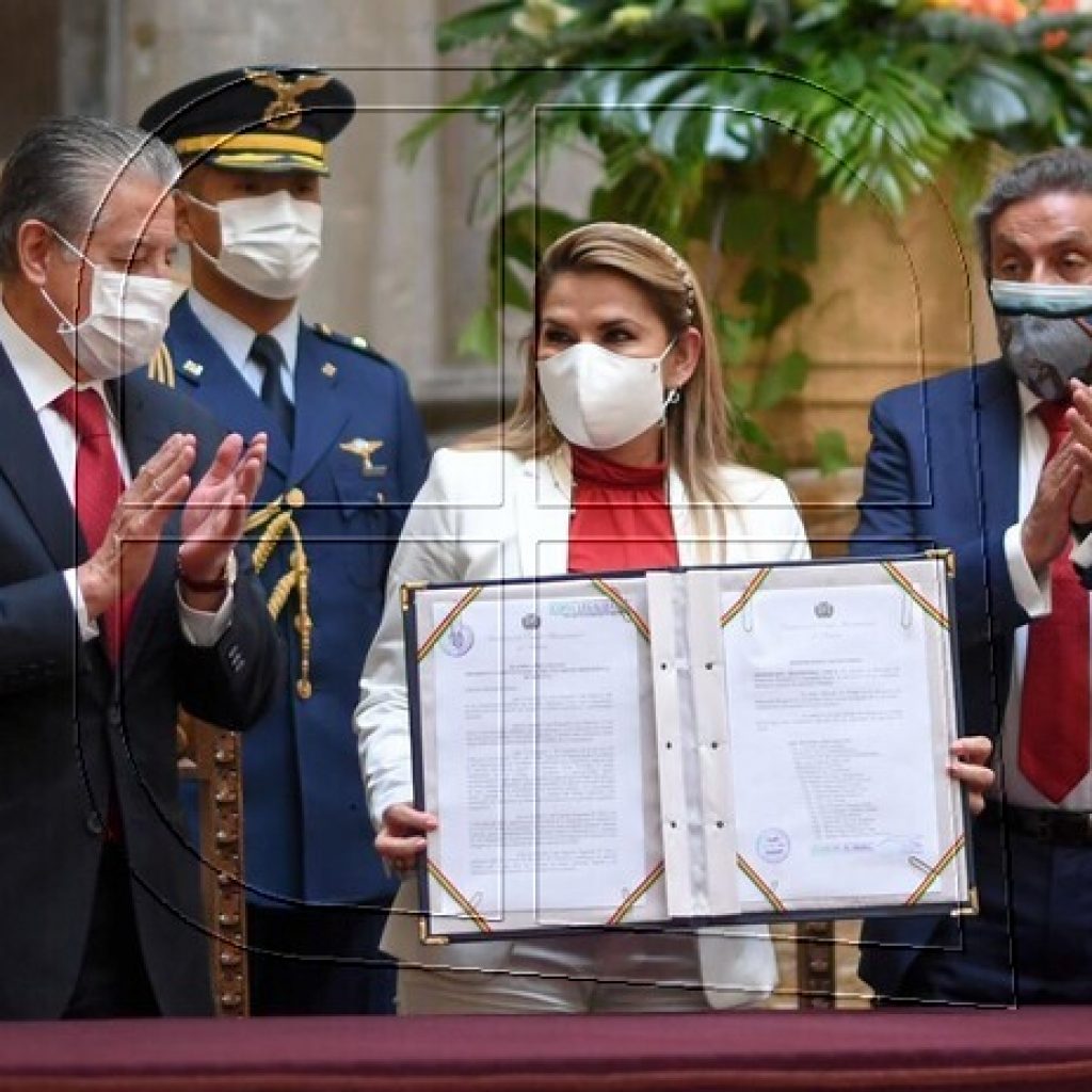 Familia de Áñez gestiona que un médico privado la visite en prisión