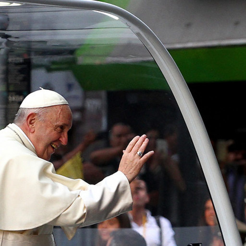 El Papa pide "que nadie tenga que sufrir por falta de pan o por soledad"