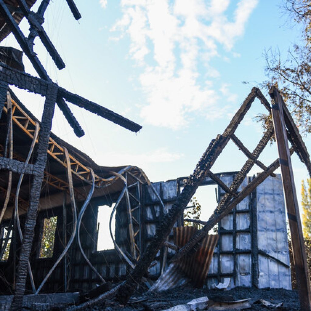 Obispo de Villarrica lamentó ataque incendiario a iglesia de Padre Las Casas