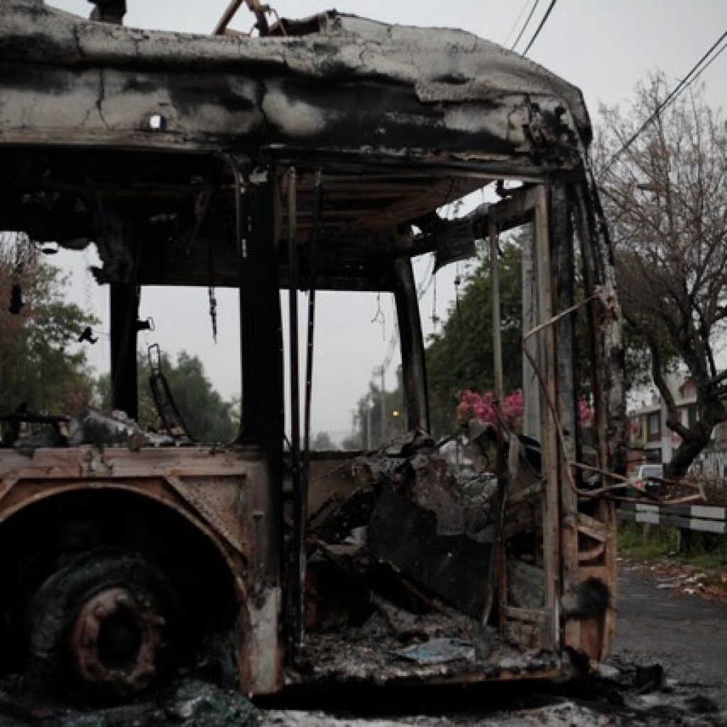 Incidentes en la RM: Dos buses quemados, barricadas y ataque a comisarías