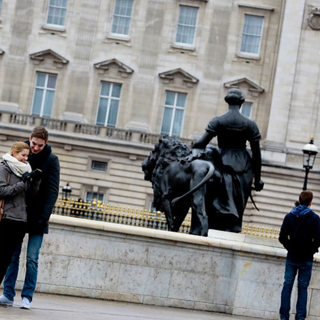 Piden a los ciudadanos que no se agolpen ante el Palacio de Buckingham