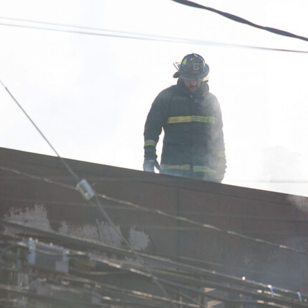 Incendio afectó casa de dos pisos en Estación Central