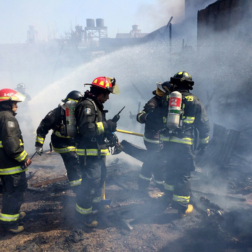 Incendio en campamento de Antofagasta afecta a al menos 20 viviendas