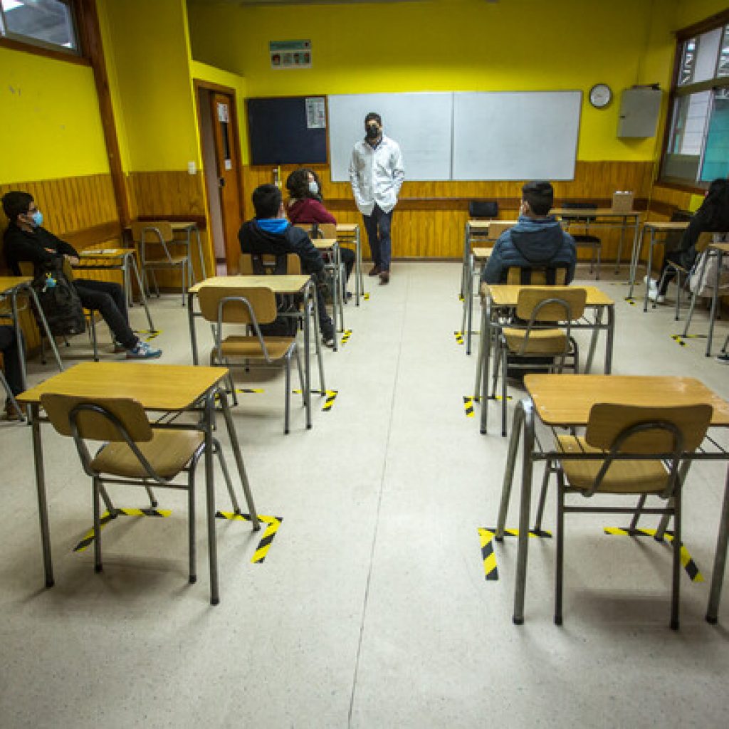 Fenats y Colegio de Profesores se unen oponiéndose a las clases presenciales