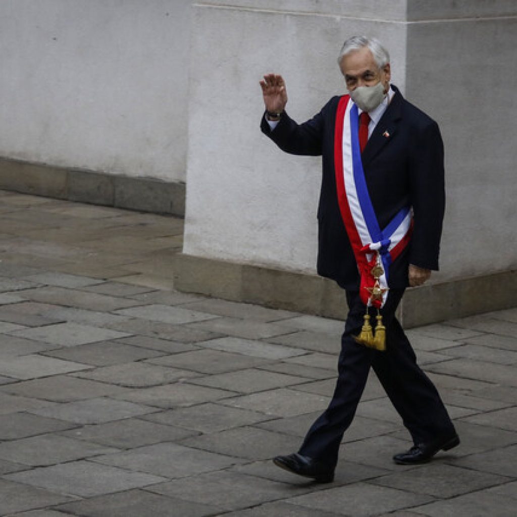 Presidente Piñera encabezó foto oficial con ministros y subsecretarios