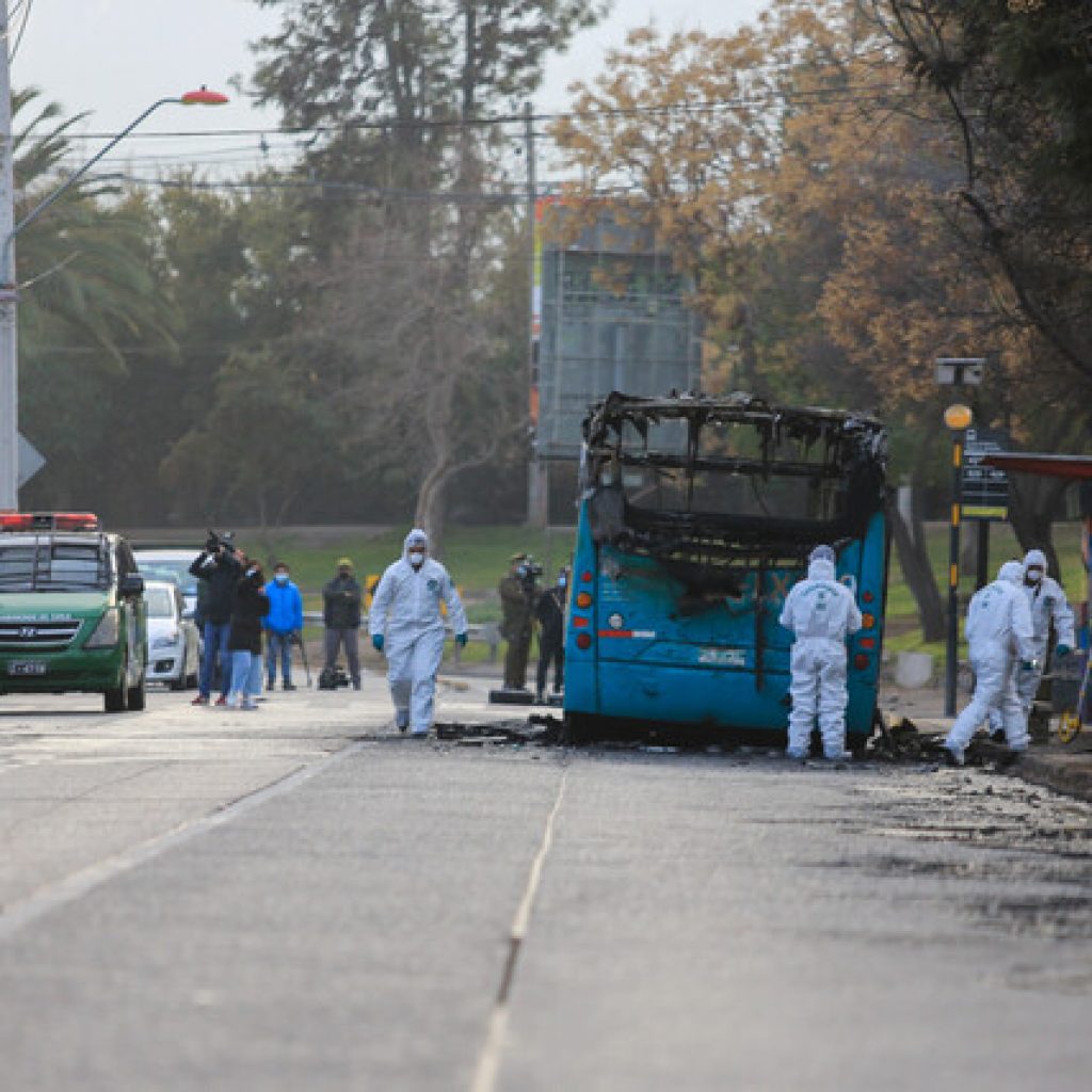 Sujetos incendiaron bus del Transantiago en la comuna de Peñalolén