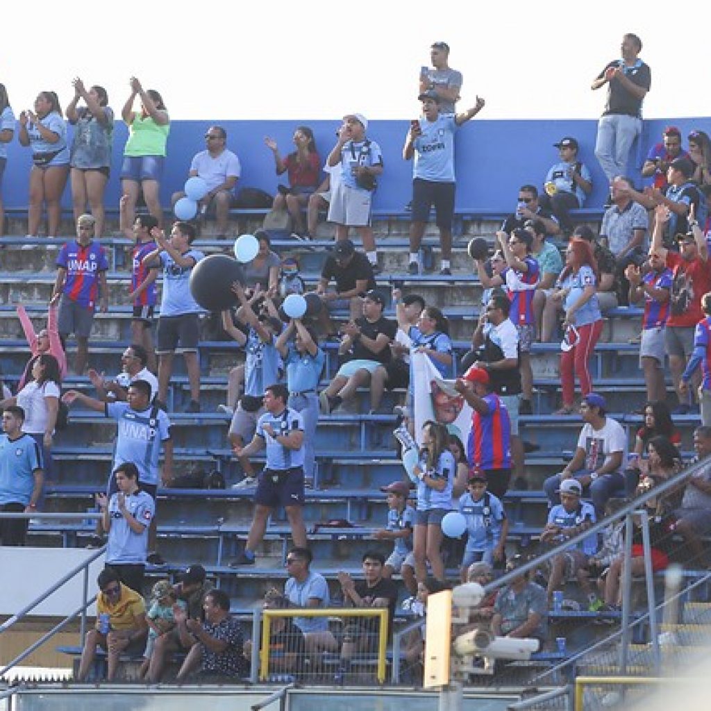 Hinchas de Universidad Católica despidieron al equipo antes de viajar a Brasil