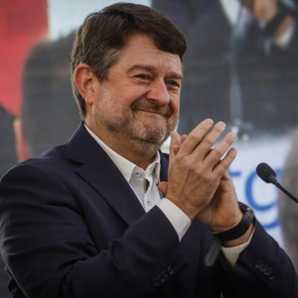 Orrego asumió como gobernador de la RM con juramento ciudadano