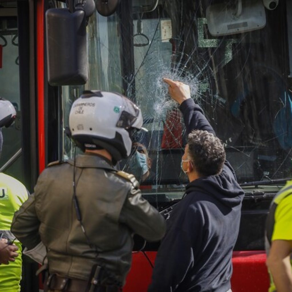 Desconocidos lanzan elementos contundentes a bus del Transantiago tras accidente