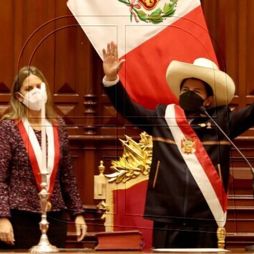 Castillo toma posesión y recalca su objetivo de lograr una nueva Constitución