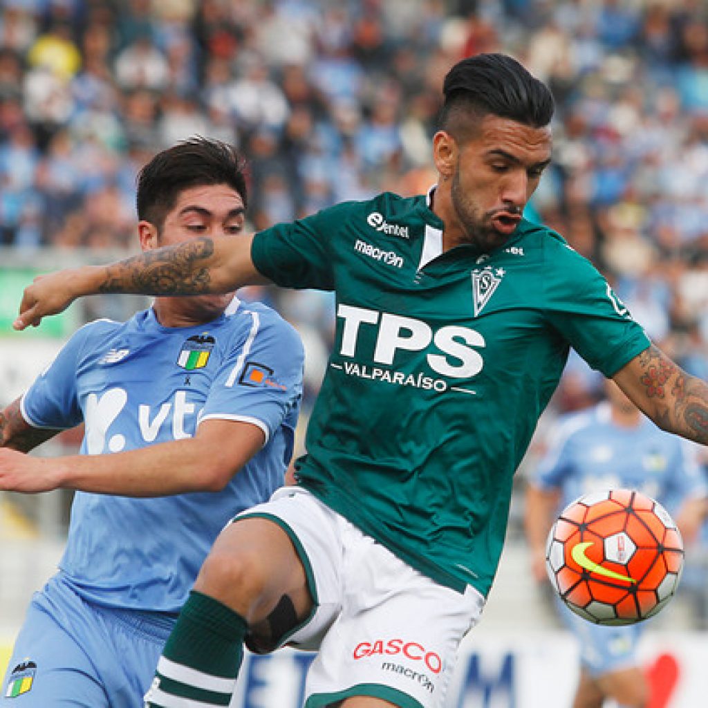 Santiago Wanderers confirmó el regreso del delantero Ronnie Fernández