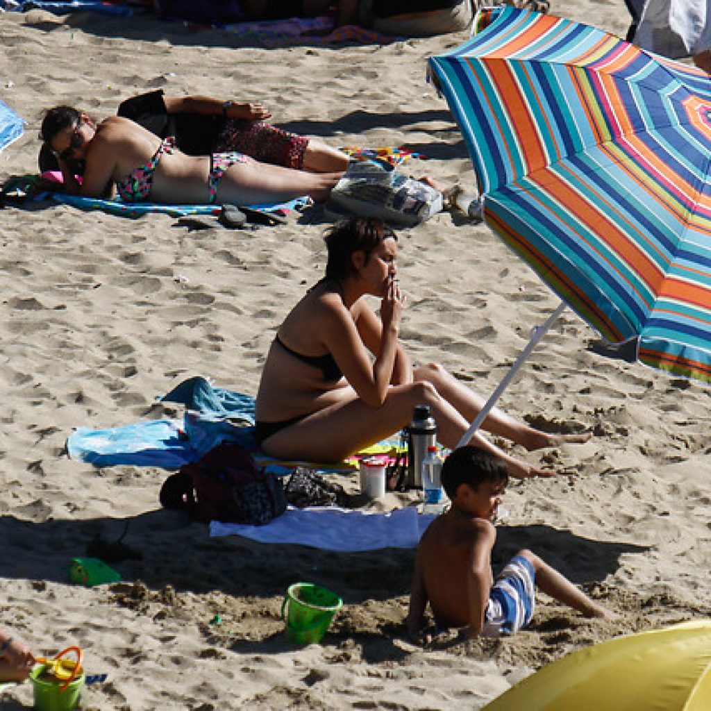 Llega al Senado proyecto que prohíbe fumar en playas, lagos y ríos