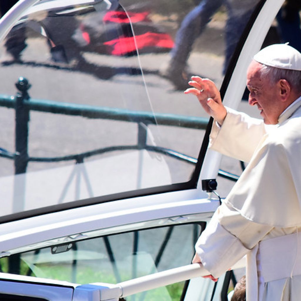 El Papa visita a los pacientes de oncología pediátrica en el hospital