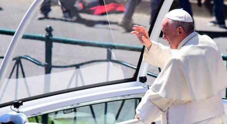 El Papa ya camina solo y los resultados de las pruebas médicas son positivos