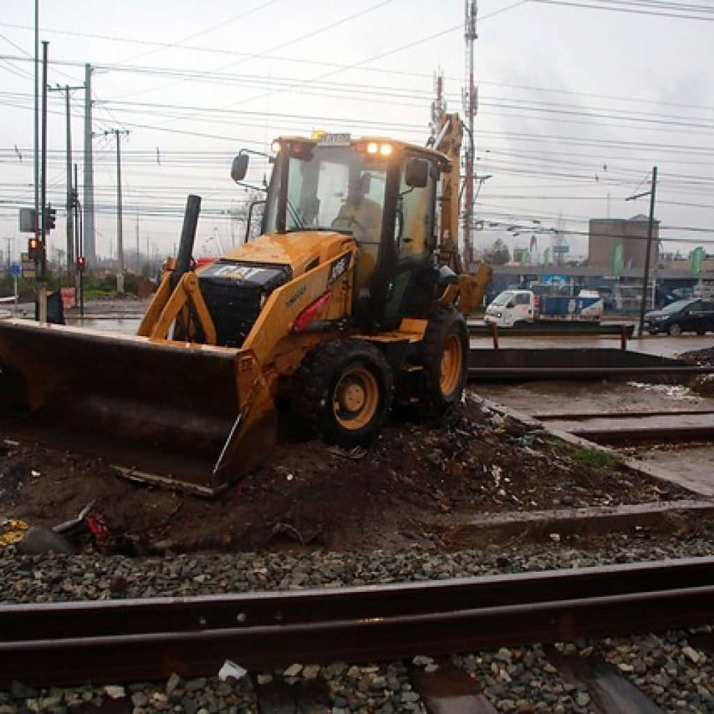 Autoridades supervisan trabajos en el canal Santa Marta de Maipú