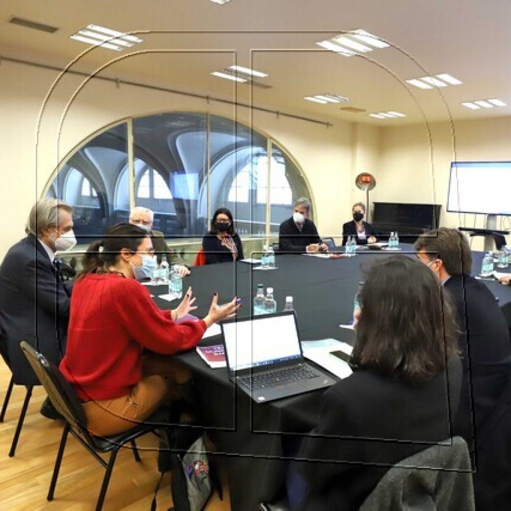 Alcaldesa de Santiago presidió reunión de directorio del Teatro Municipal