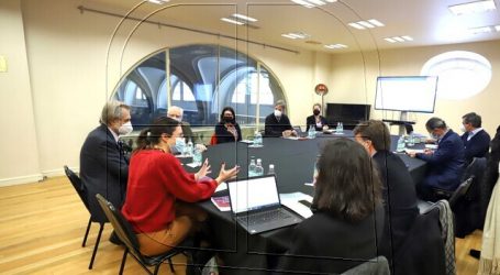 Alcaldesa de Santiago presidió reunión de directorio del Teatro Municipal