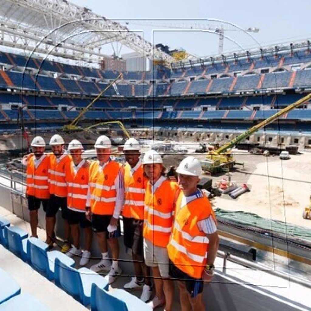 Ancelotti y varios jugadores del Madrid visitan las obras del Santiago Bernabéu