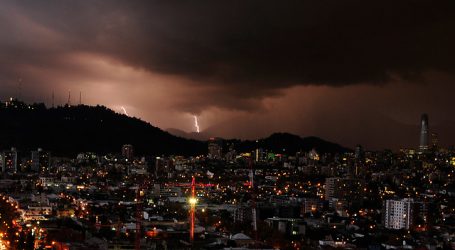 Declaran Alerta Temprana para 10 comunas de la RM por tormentas eléctricas