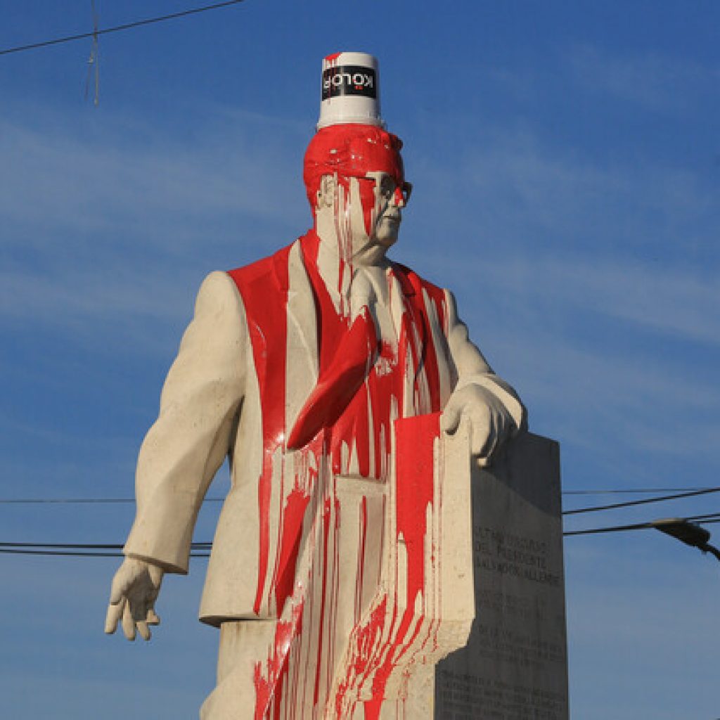 Vandalizan monumento a Salvador Allende en la comuna de San Joaquín