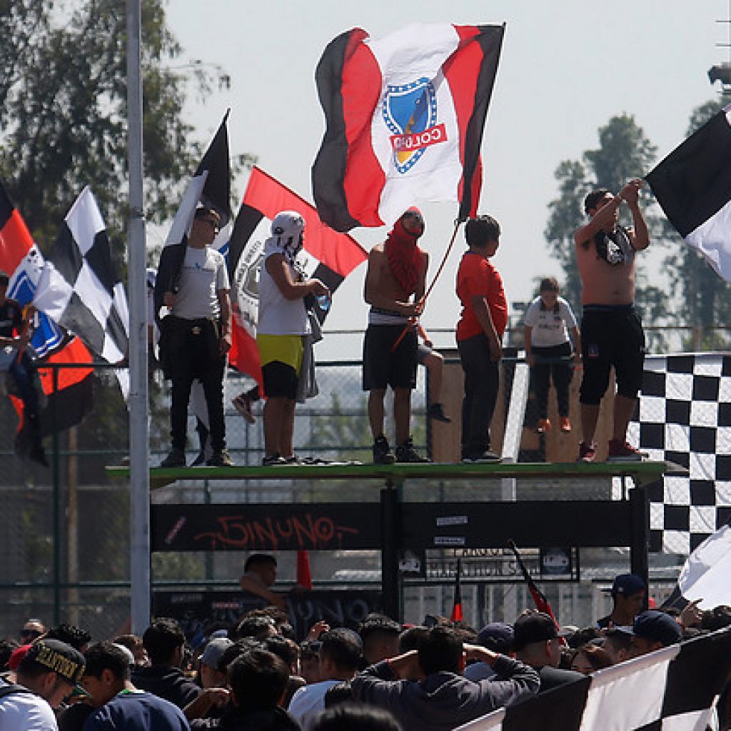 Con desordenes: Barristas de Colo Colo realizan 'arengazo' en el Monumental