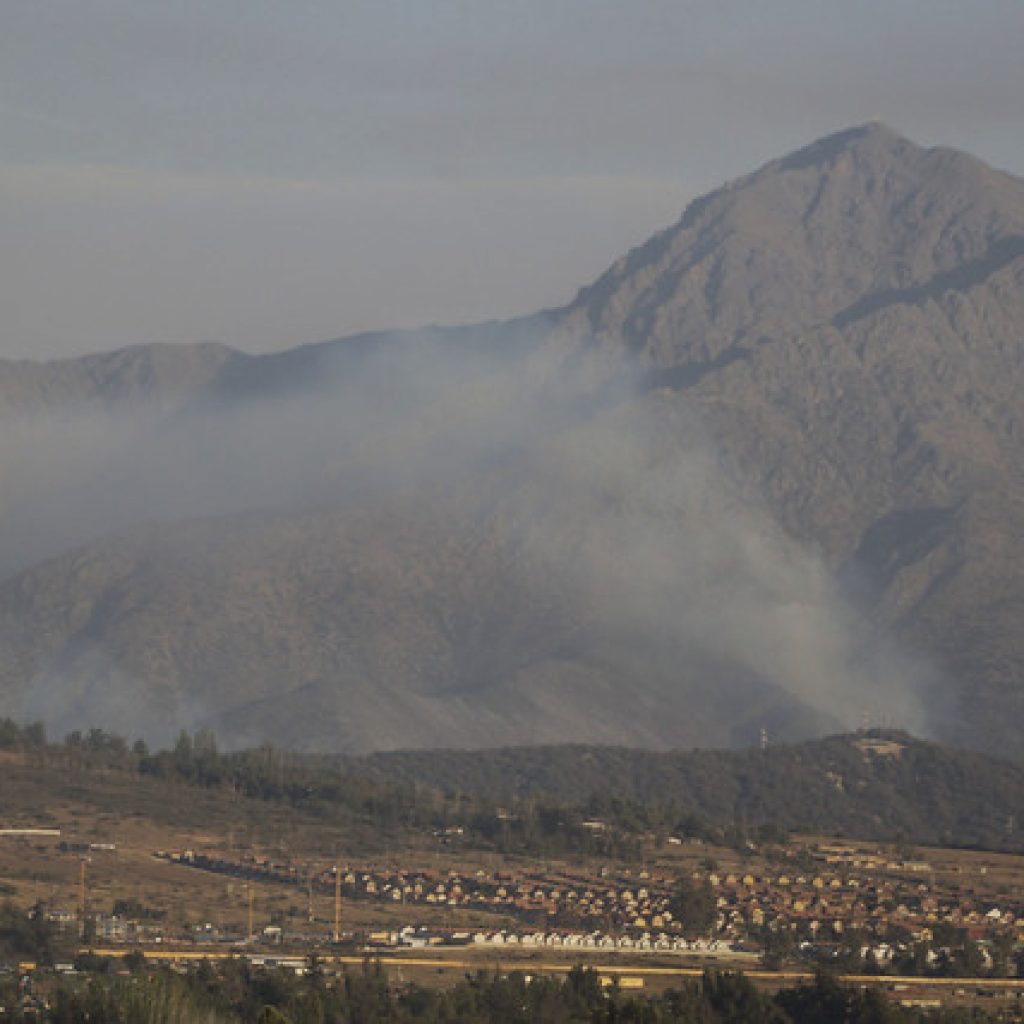 CONAF sigue trabajando en incendio forestal en la comuna de Paine