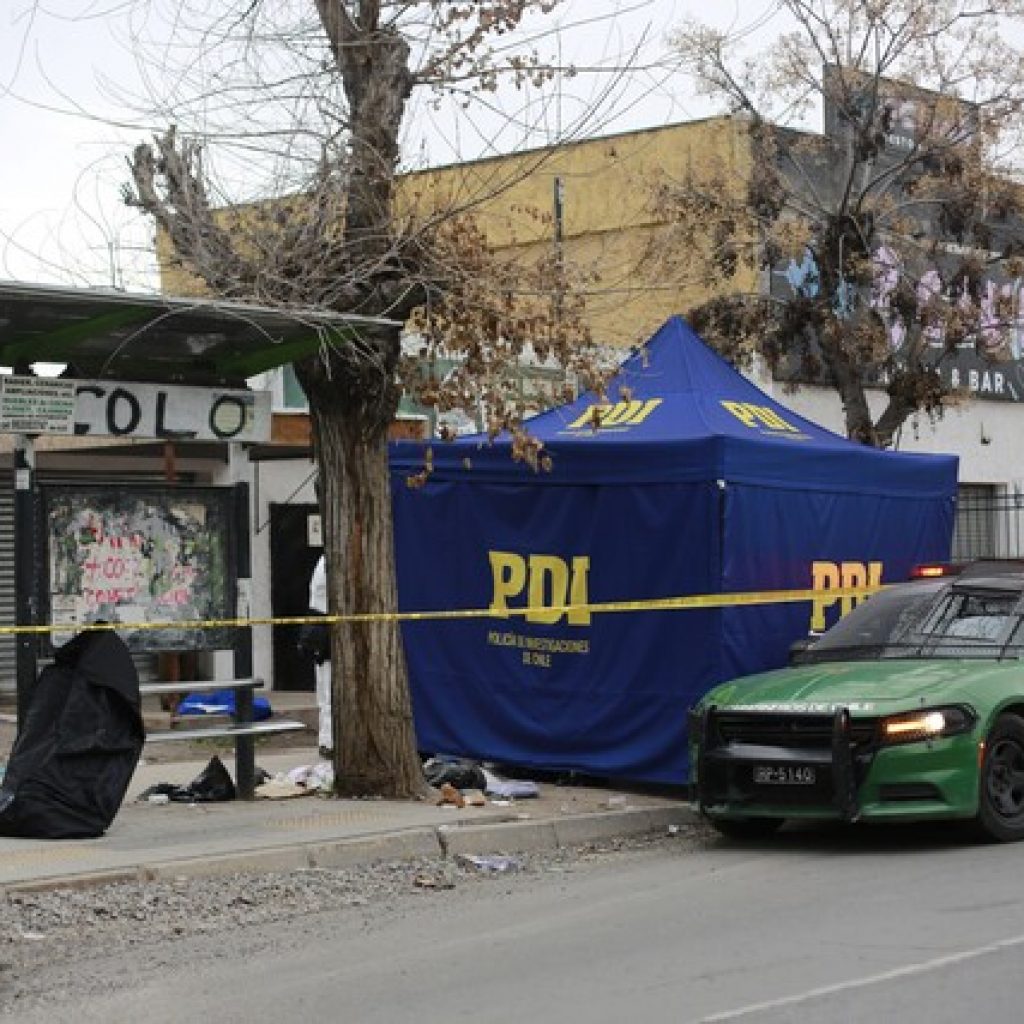 Hombre es encontrado muerto en su auto con un puñal clavado en la espalda