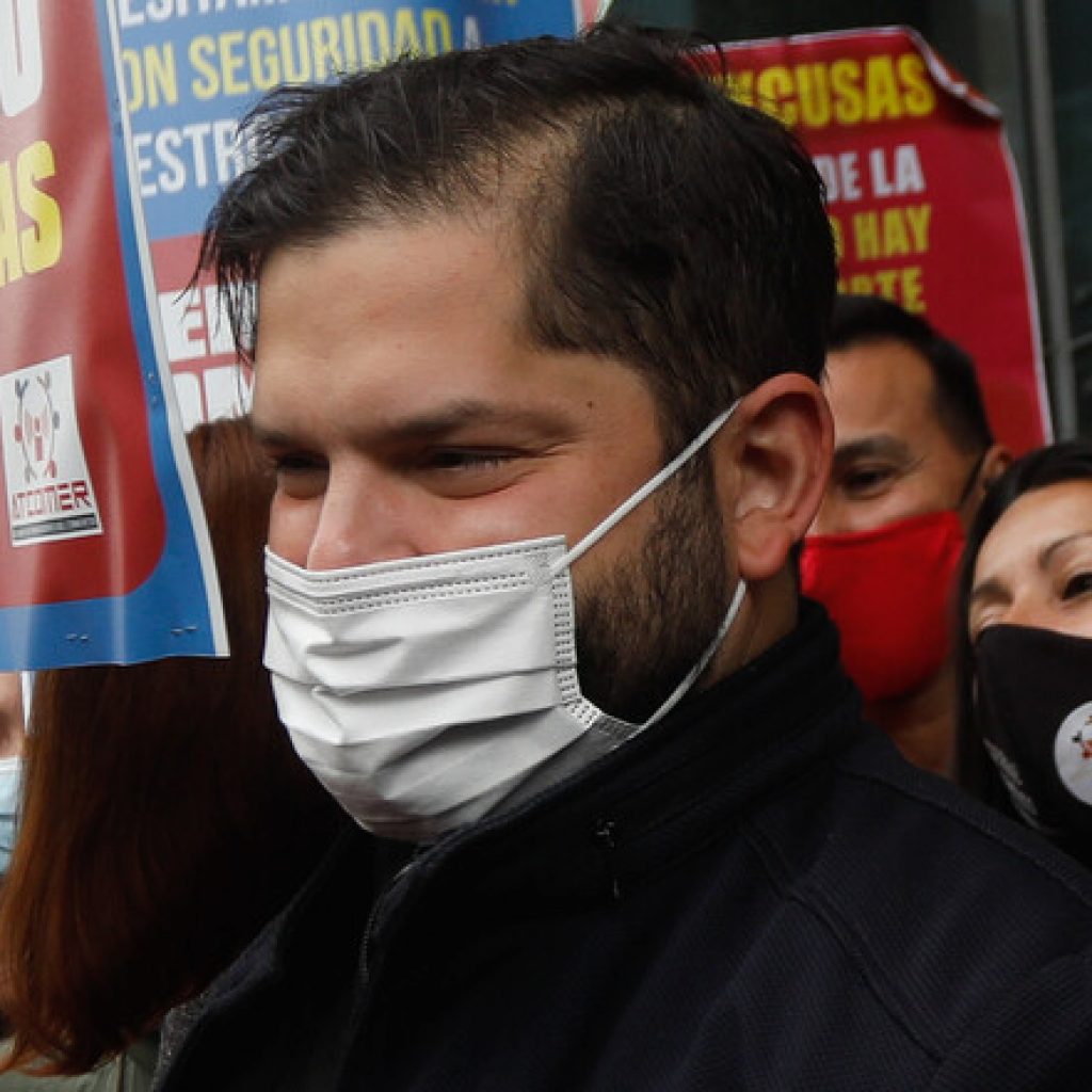 Boric asiste a "banderazo" por el cierre del comercio a las 19.00 horas