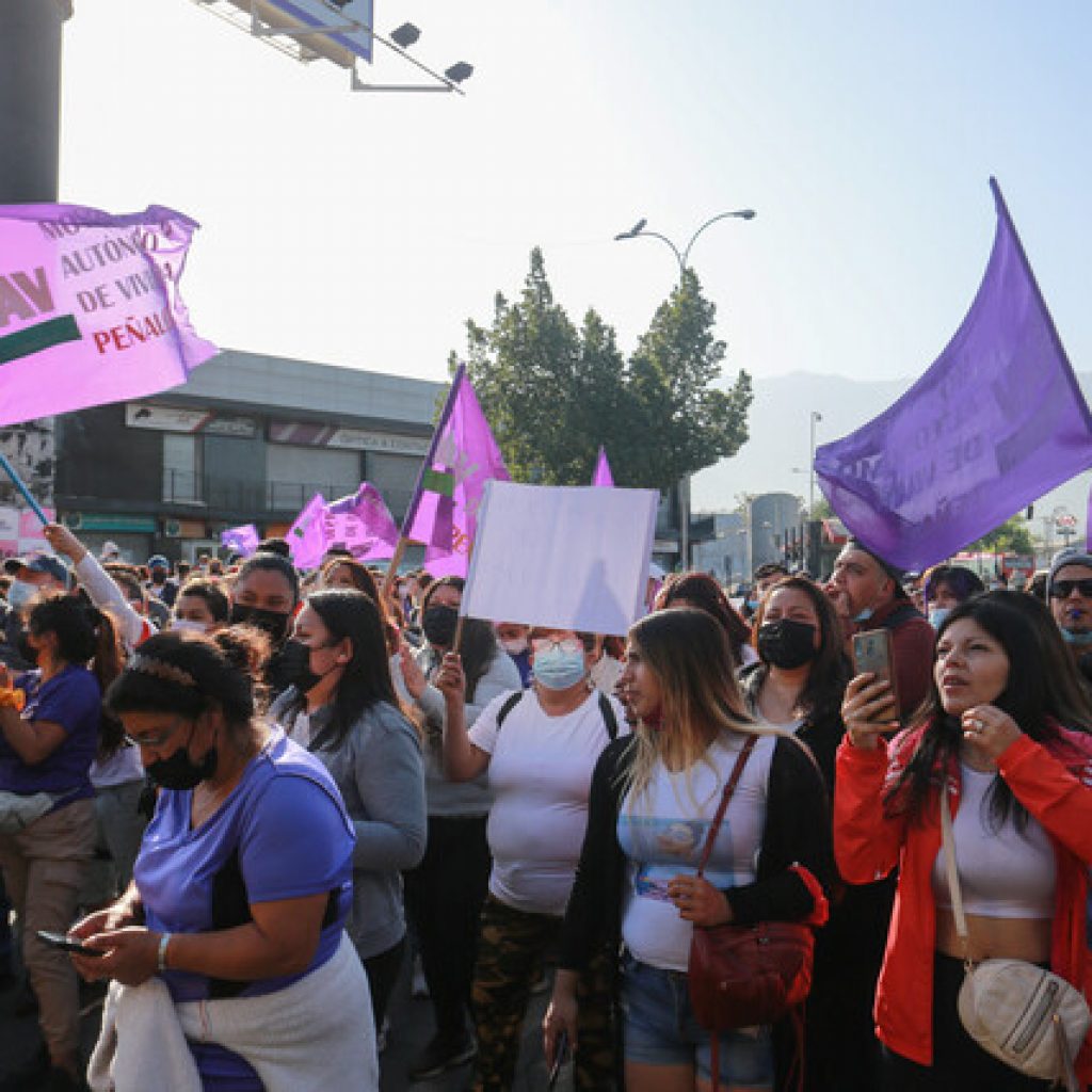 Manifestantes se colgaron desde un puente en la Rotonda Grecia