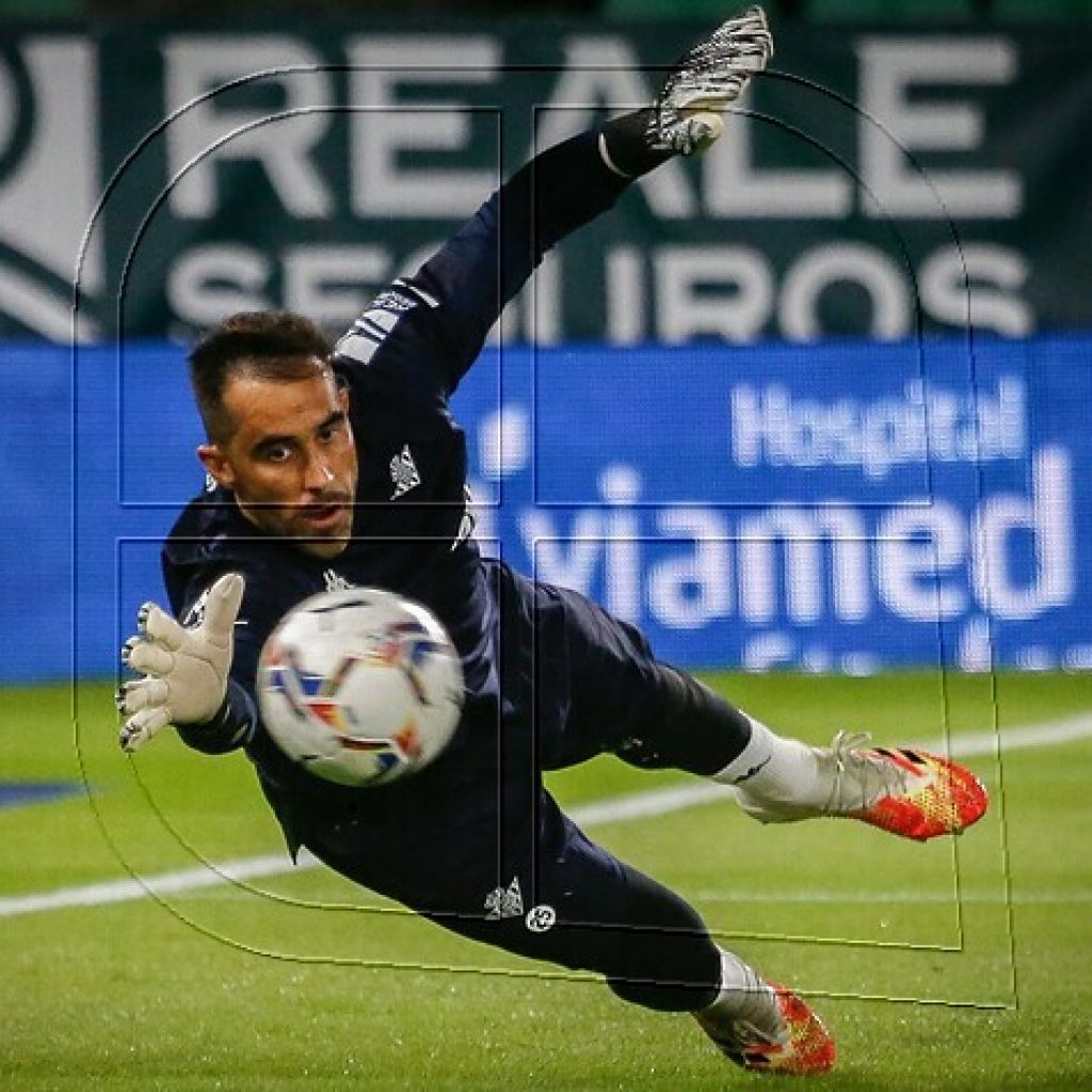 Desde España afirman que Claudio Bravo será suplente en Betis ante Elche