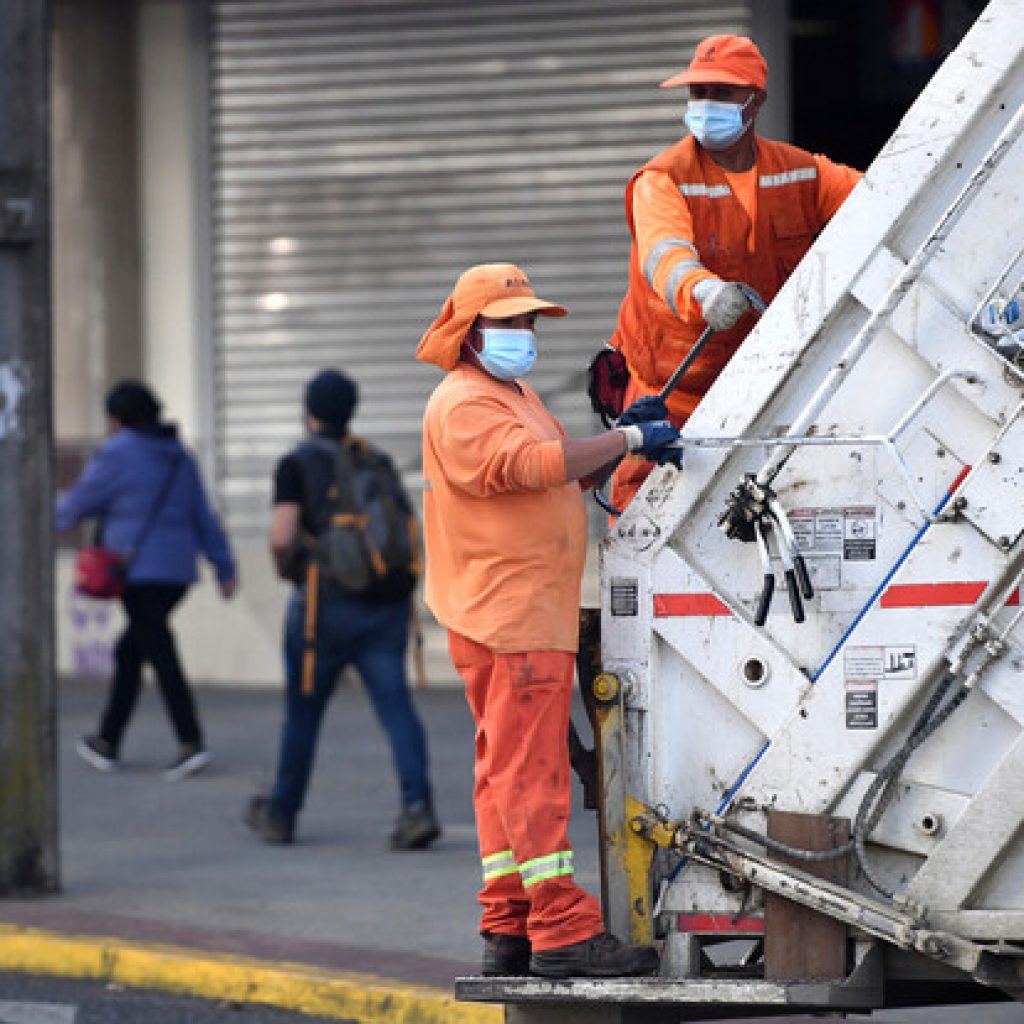 Recolectores de basura de Santiago realizan paro de advertencia