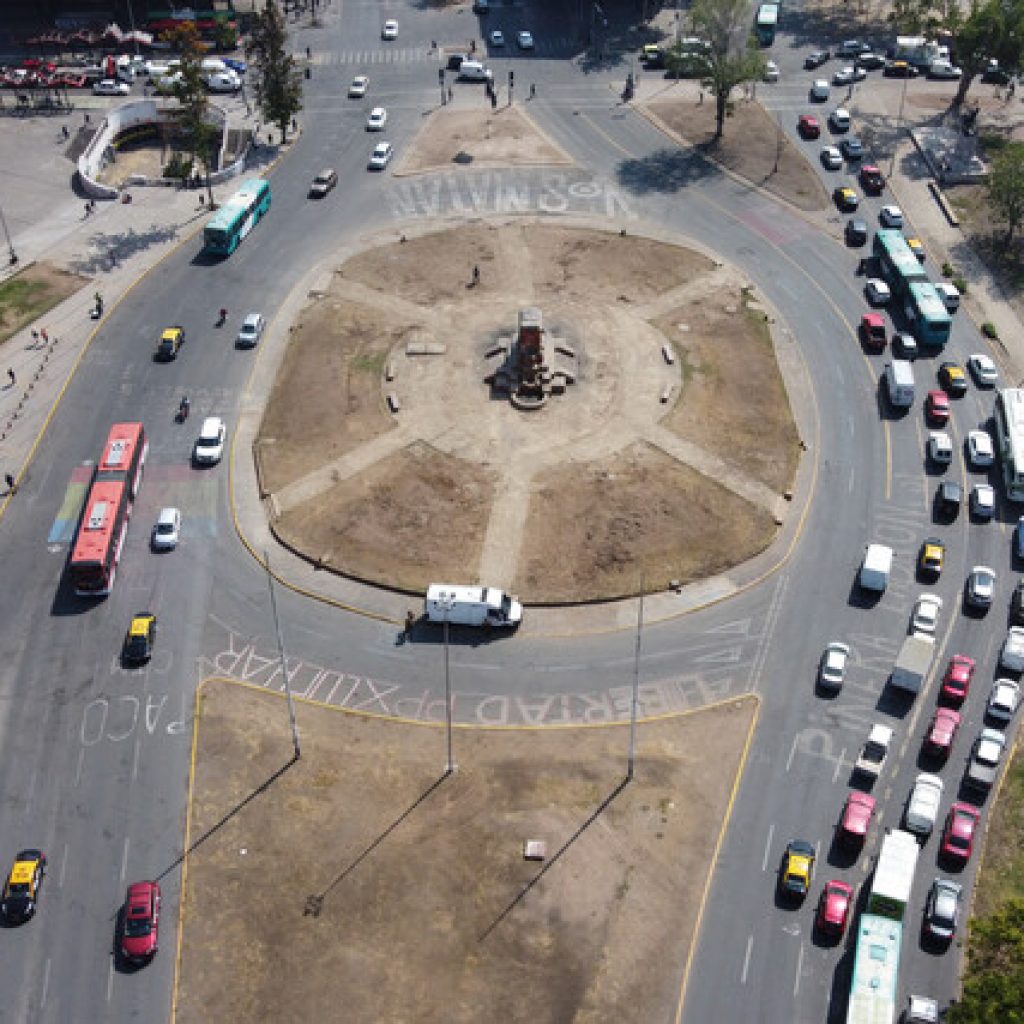 Personas llegan a Plaza Italia tras muerte de Lucía Hiriart