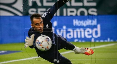 Directivo del Betis afirma que renovación de Claudio Bravo va bien encaminada