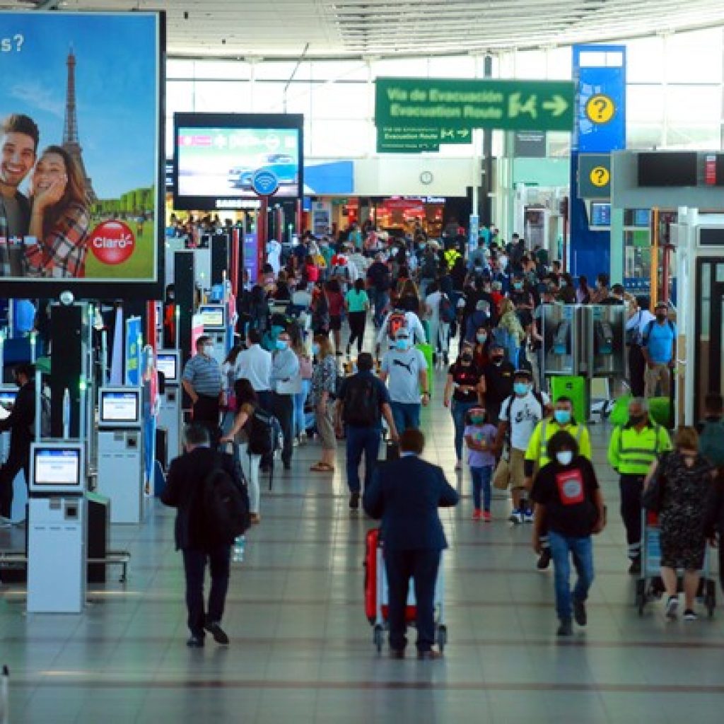 Hinchas de Colo Colo y la ‘U’ protagonizan incidentes en Aeropuerto de Santiago