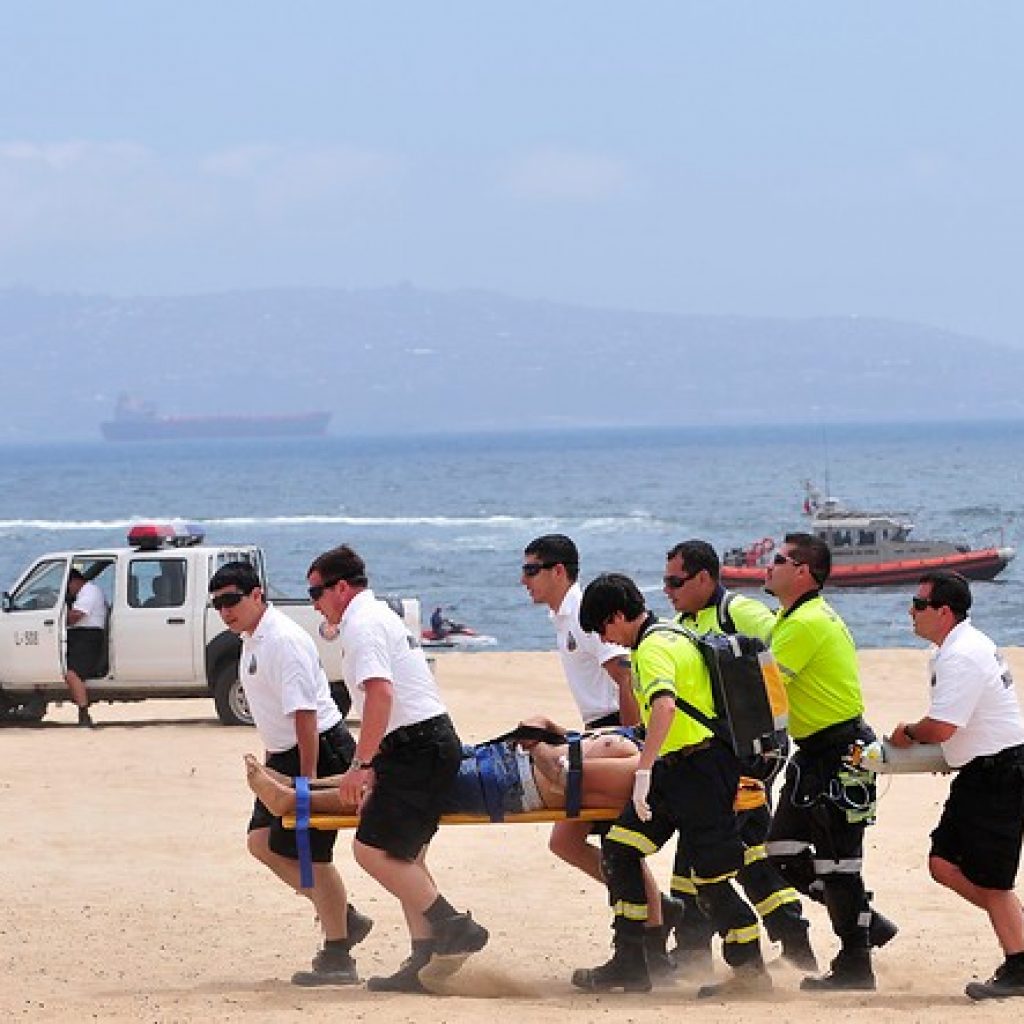 Iquique: Armada rescató a tres personas en Playa Boca del Diablo