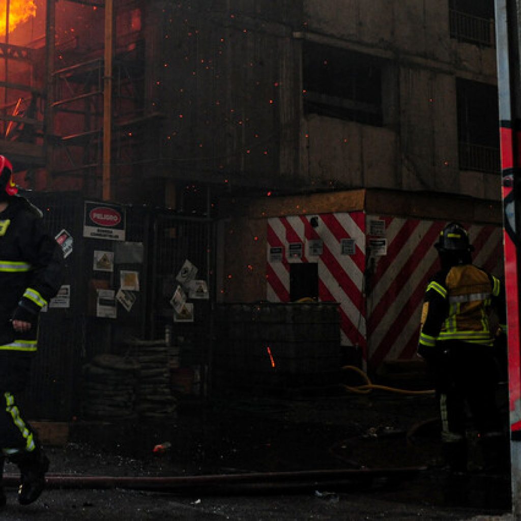 Incendio afectó a 2 viviendas y una bodega de productos químicos en La Florida