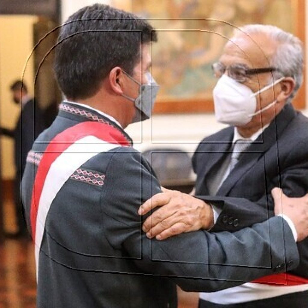 Presidente de Perú toma juramento a su cuarto gabinete ministerial