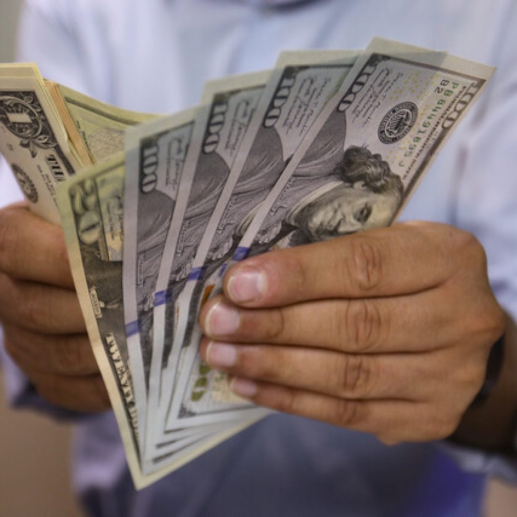 El precio del dólar se mantiene por debajo de la barrera de los $800