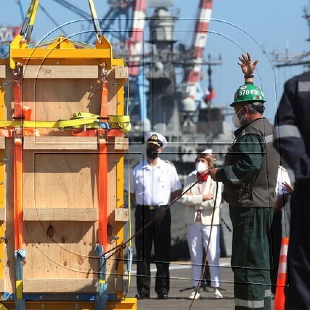 Embarcan Moai Tau en Valparaíso para su viaje a Rapa Nui